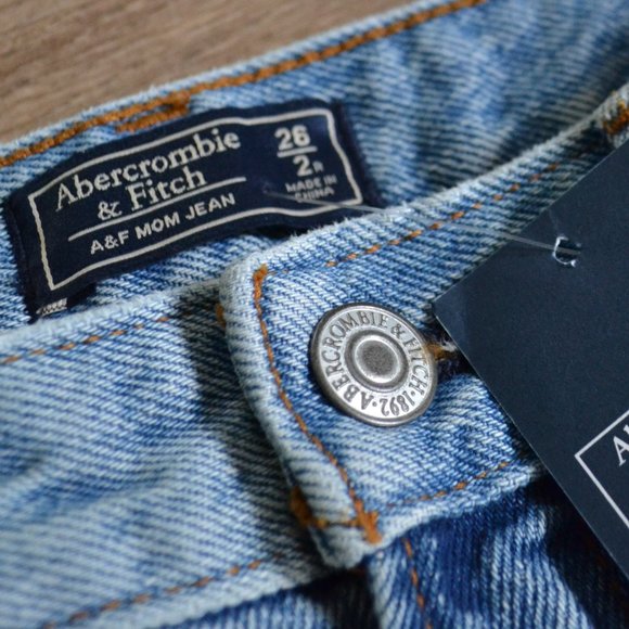 NWT Abercrombie & Fitch Mom Jean High Waisted Distressed Frayed Ends Size 26 - Picture 3 of 4